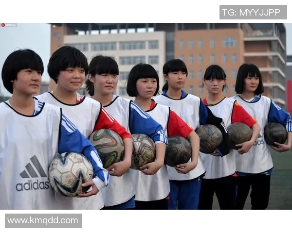 足球巨星与乡村女孩的浪漫爱情故事在绿茵场外绽放的温暖与感动 足球巨星与乡村女孩的浪漫爱情故事在绿茵场外绽放的温暖与感动